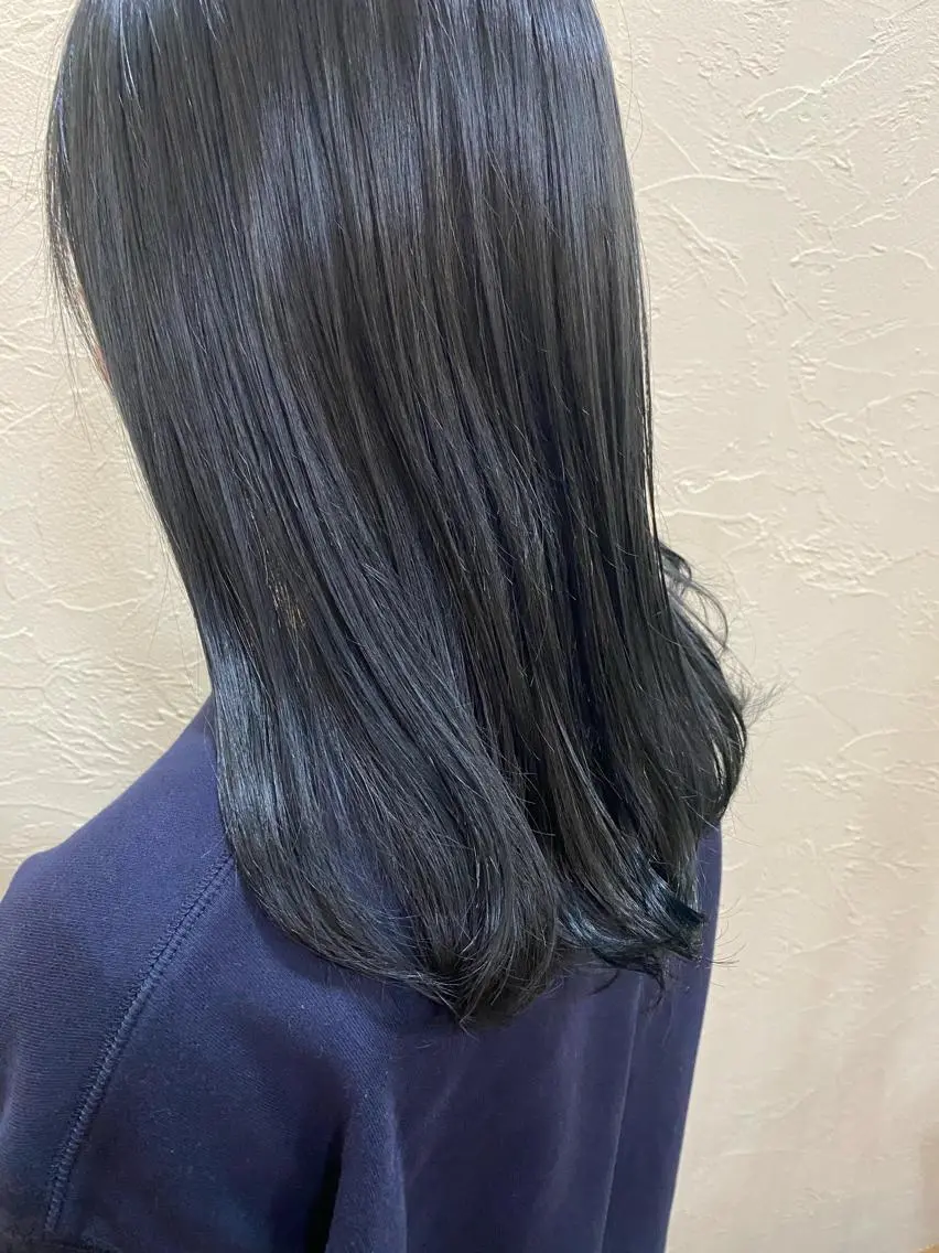 セミロング カラー 黒髪 ブリーチ ブルーカラー ブルーブラック ブリーチなしカラー カット ヘアカラー トリートメント ENIF ヤマグチアツコのヘアスタイル