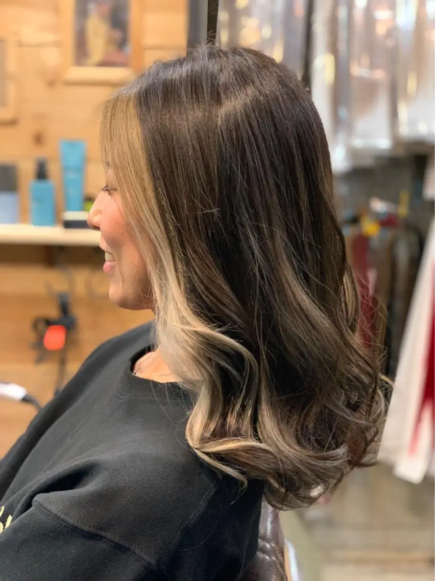 ロング カラー ミストバング  フェイスフレーミング グレージュ ヨッ シーのヘアスタイル