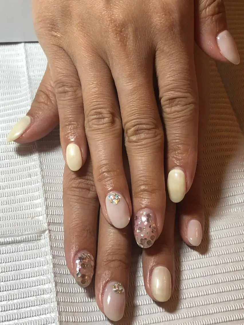 ネイル 春ネイル ホワイト 黄色 吉野✨ ネイルデザイナー✨のネイルデザイン