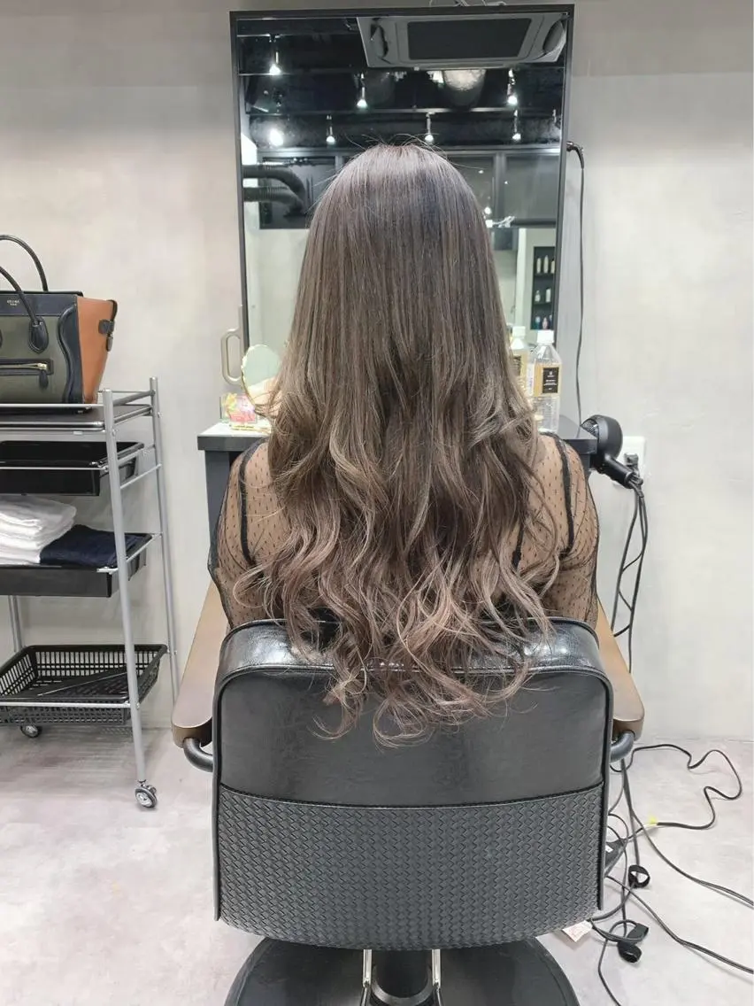 ロング カラー ヘアアレンジ ベージュカラー ブリーチ グレージュ ハイトーンカラー パープルカラー 👑最高級エクステ 👑新宿/タイセイのヘアスタイル