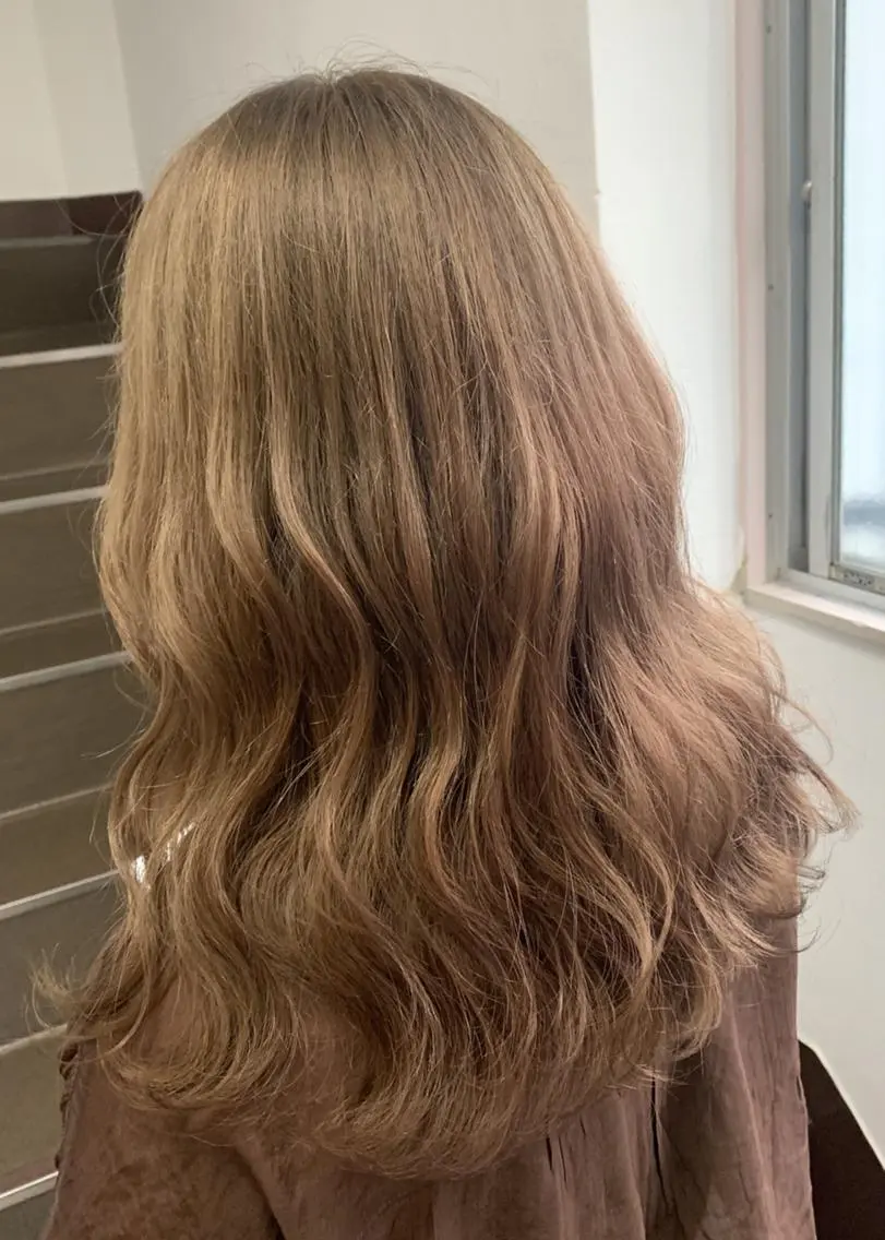 セミロング カラー ベージュカラー フォギーベージュ ハイトーン得意😍 Lumiereのヘアスタイル