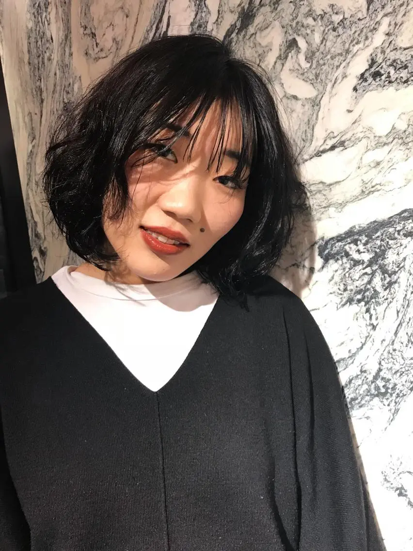 ミディアム カラー 黒髪 ブルーカラー ブルーブラック 藤井 さと実のヘアスタイル