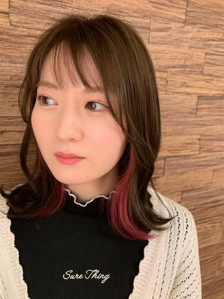 ミディアム カラー インナーカラー ピンクカラー 佐藤 芽依のヘアスタイル