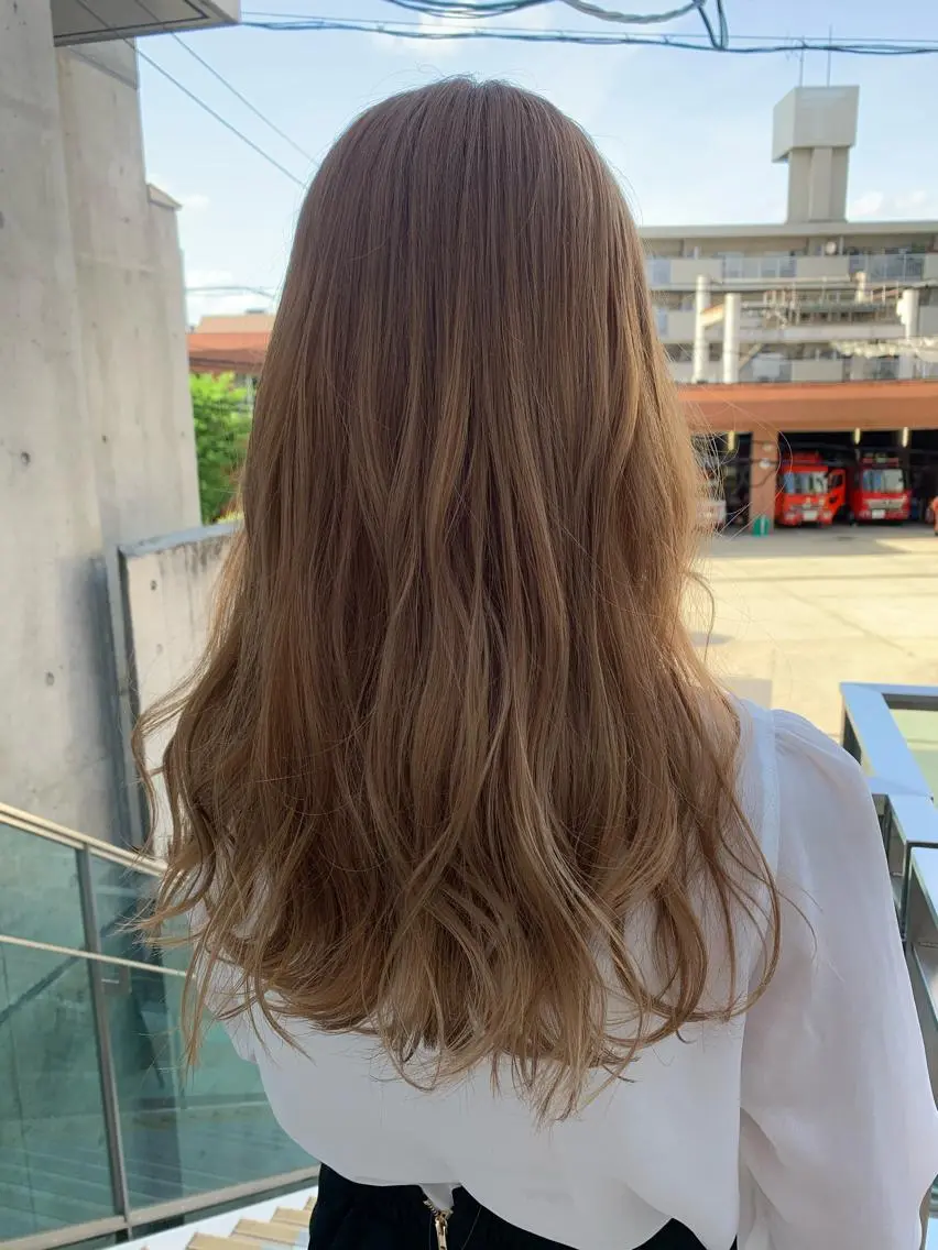 セミロング カラー ベージュカラー ブリーチ 透け感✨ダメージレス カラーHana🤍のヘアスタイル