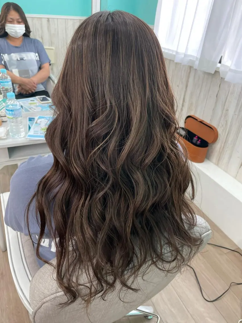 ロング ハイライト 🐆アンドウ チカコ🦓のヘアスタイル