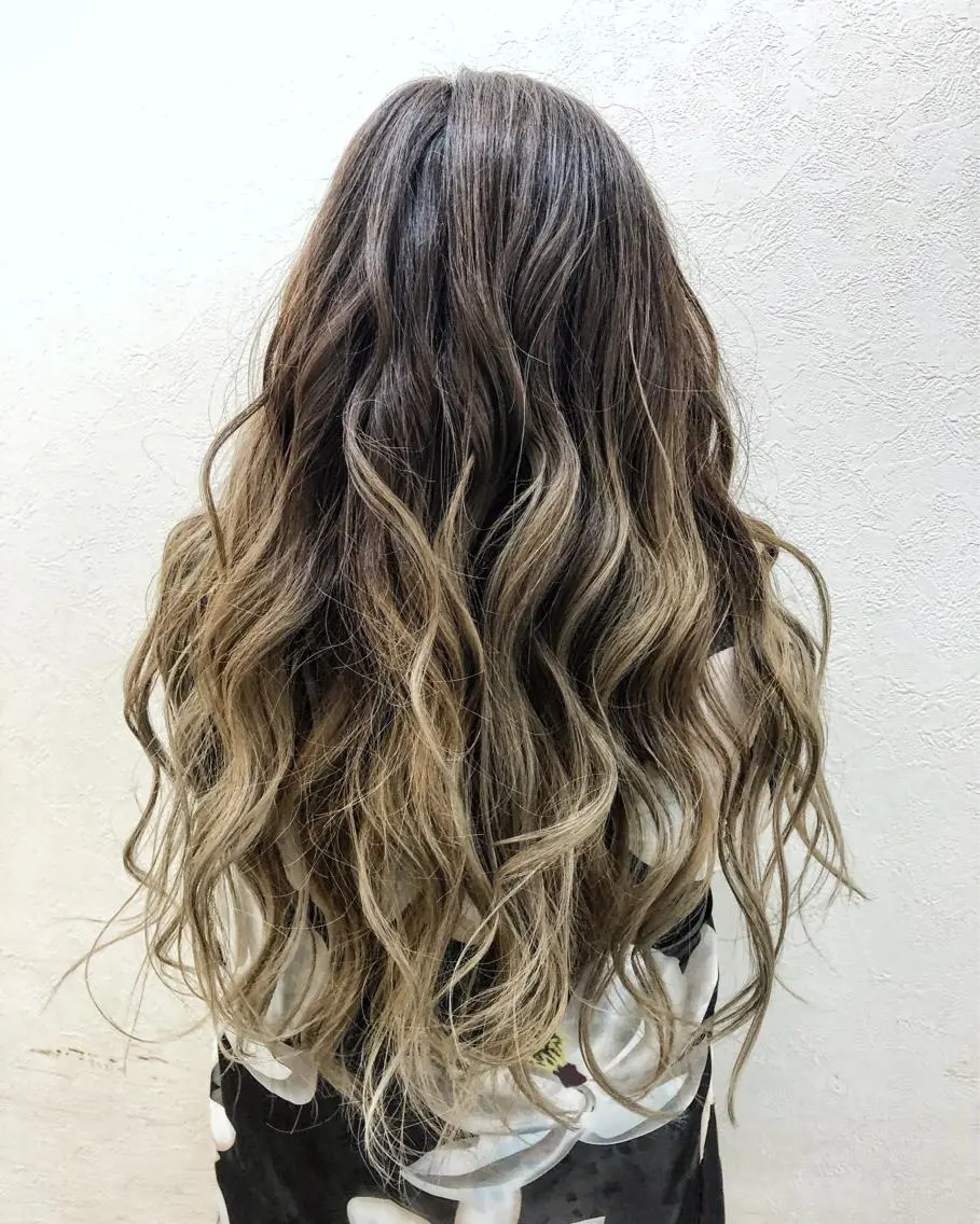 ロング カラー ブリーチ グラデーションカラー 長谷川 沙紀のヘアスタイル
