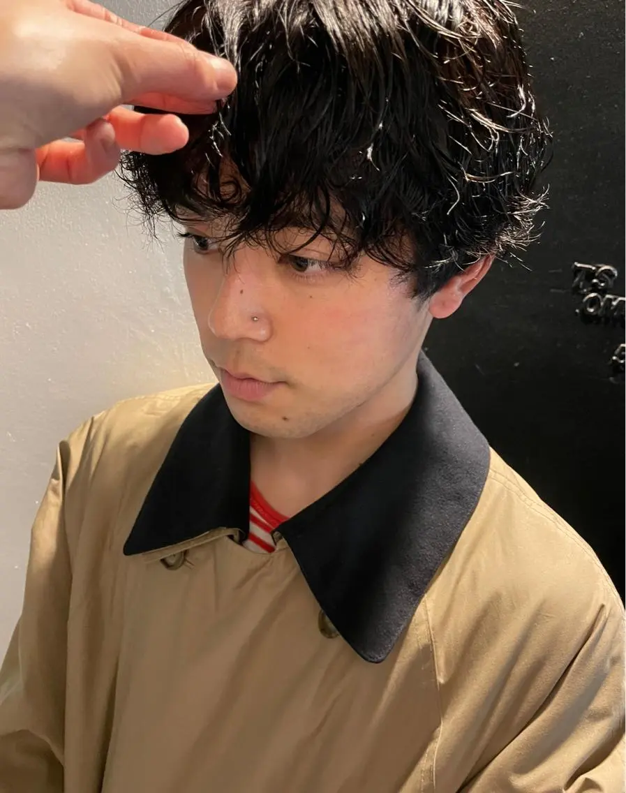 パーマ メンズ メンズバレイヤージュ メンズブリーチ センターパート フェードカット メンズハイライト スパイラルパーマ 🌐hina⭐️のヘアスタイル