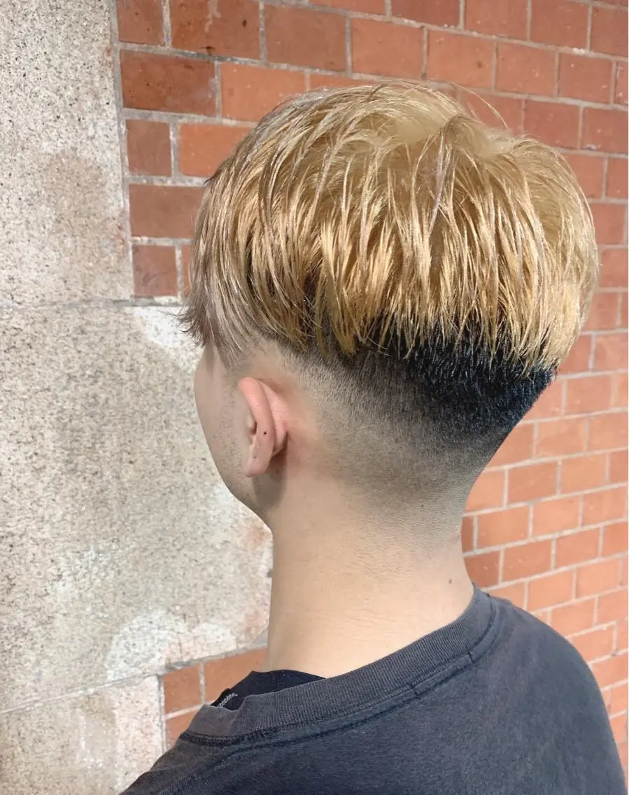 ショート カラー ブリーチ 山内 敢史のヘアスタイル