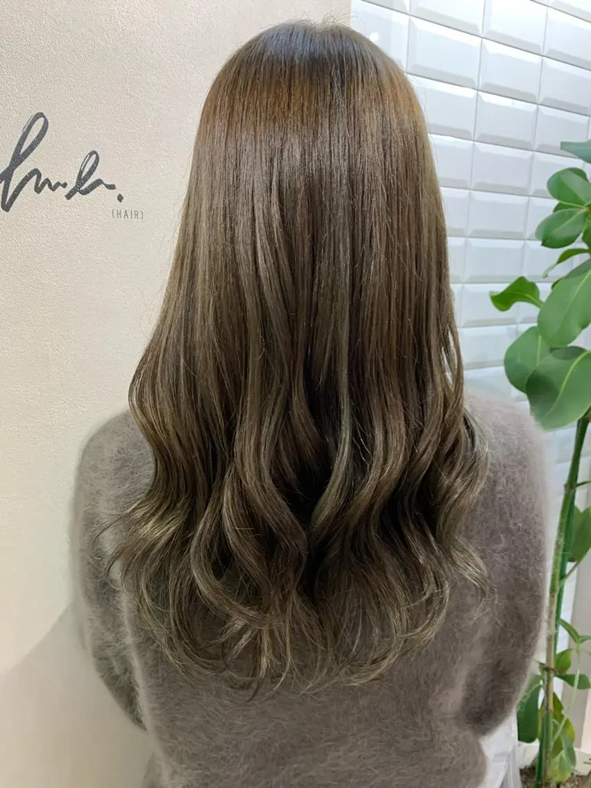 ロング カラー グレージュ ハイライトカラー オリーブグレージュ オリーブグレー ハイライト カット ヘアカラー トリートメント hubhair レイヤー/透明感のヘアスタイル