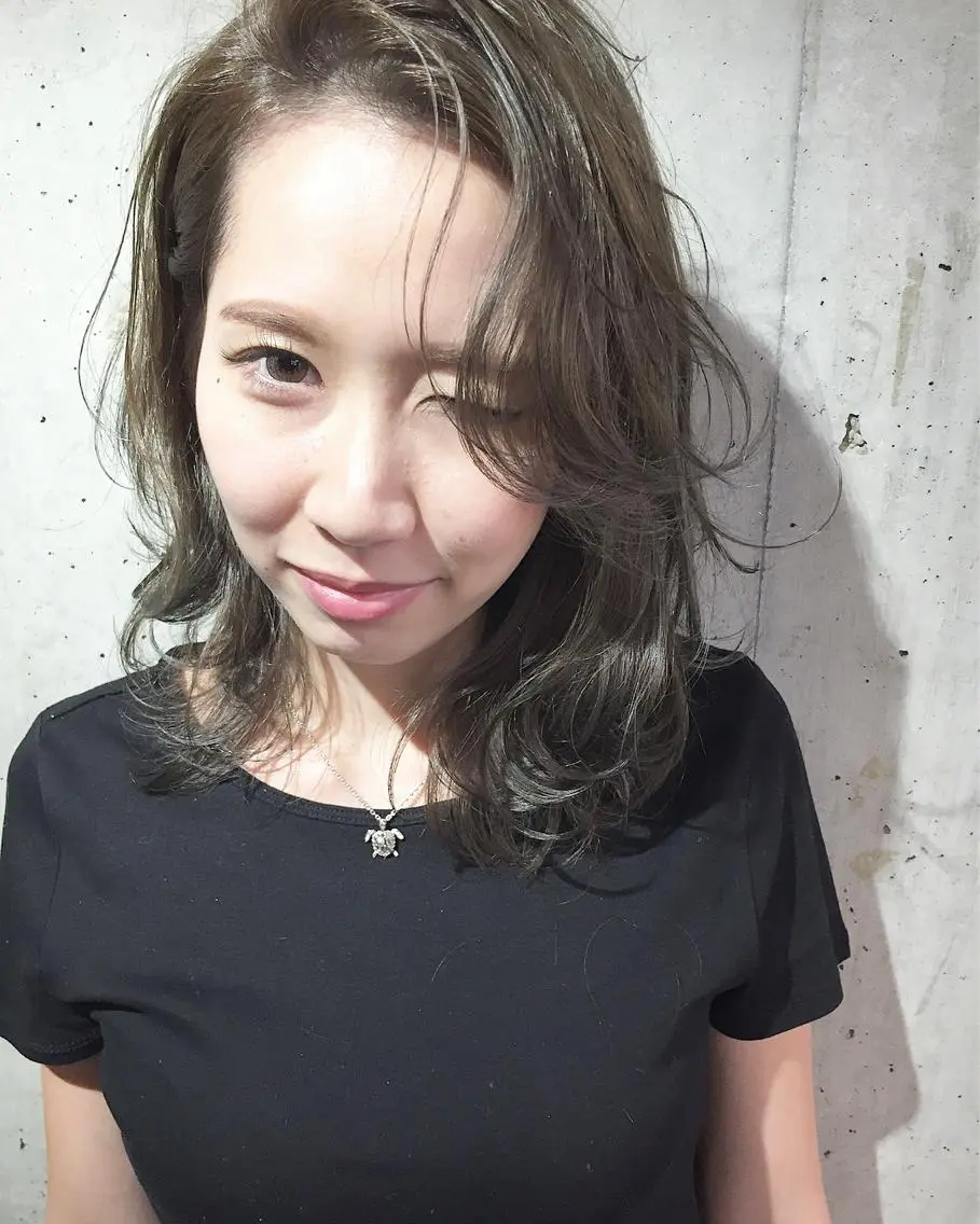 ミディアム カラー パーマ ヘアアレンジ メンズ キッズ ネイル マツエク・マツパ メンズブリーチ メンズハイライト アッシュ アッシュグレー ブリーチ 顔まわりレイヤー× 韓国ヘアオタベシンヤのヘアスタイル