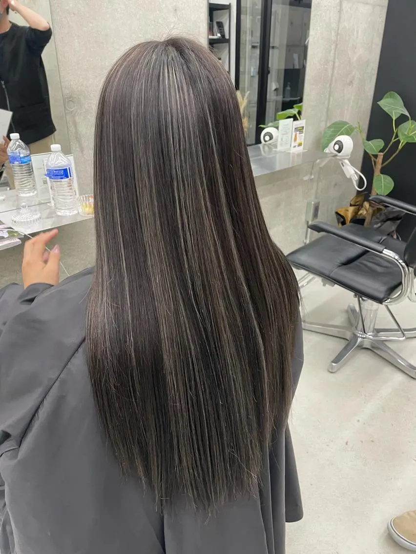 ロング カラー ハイライトカラー ハイライト 岡留 愛美のヘアスタイル