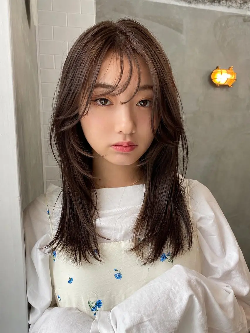 セミロング カラー ブラウンカラー 顔まわりレイヤー 顔周りカット レイヤーカット 似合わせカット カット ヘアカラー 透明感カラー/顔周り 臼井いつみのヘアスタイル