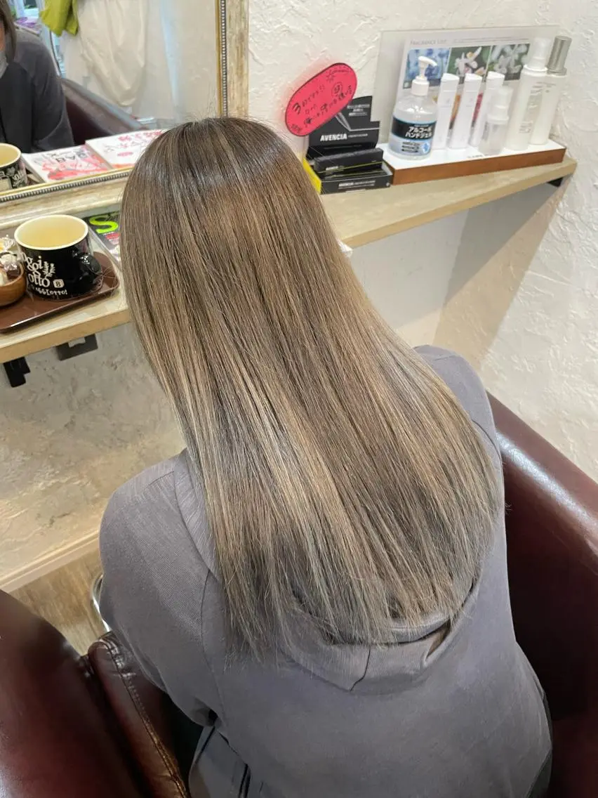 セミロング カラー ハイトーンカラー 上原 麻彩のマツエク・マツパデザイン