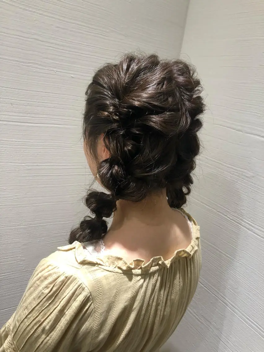 セミロング ヘアアレンジ ヘアセット MIOベージュカラー 柔らかいカラーのヘアスタイル