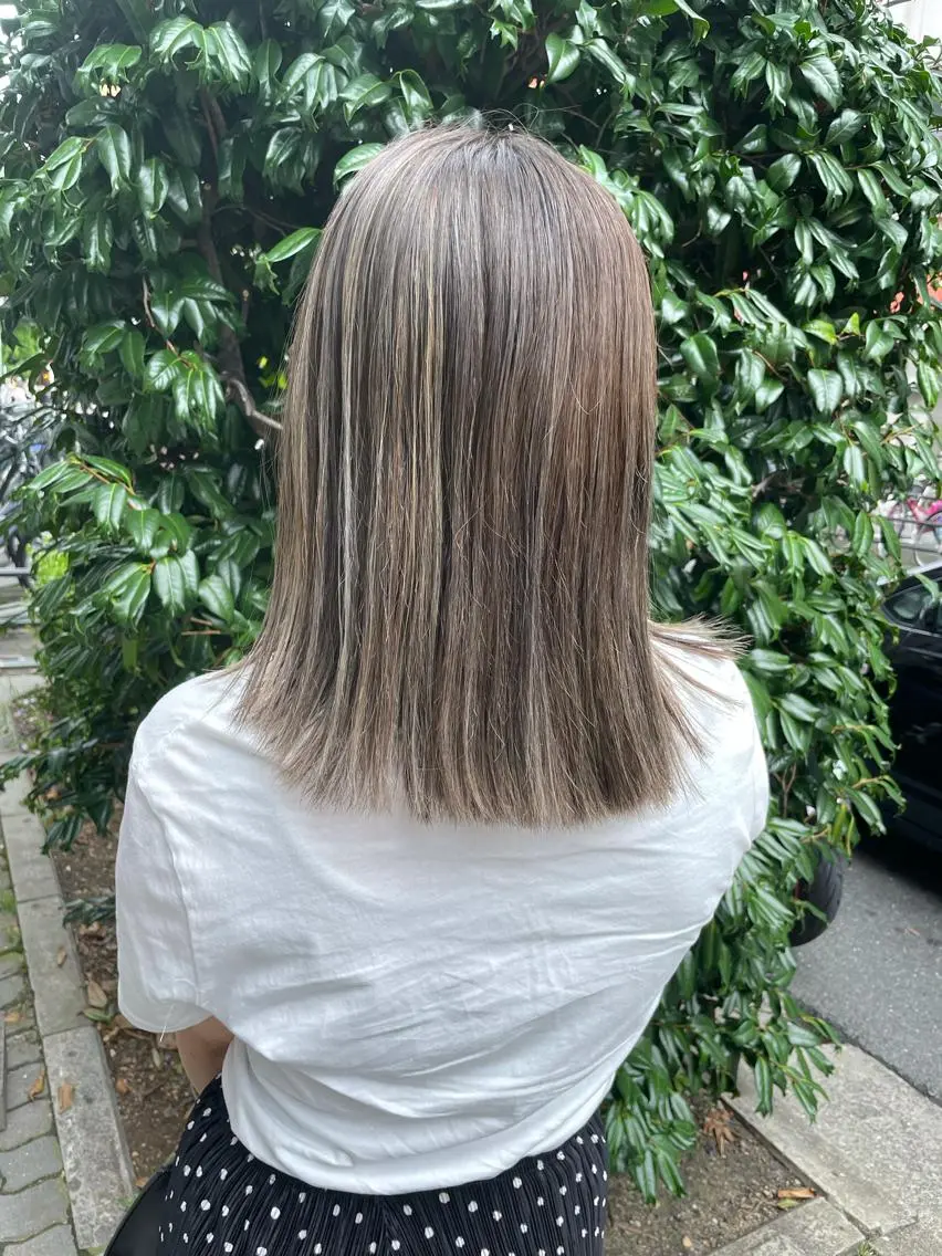 ミディアム カラー akane .のヘアスタイル