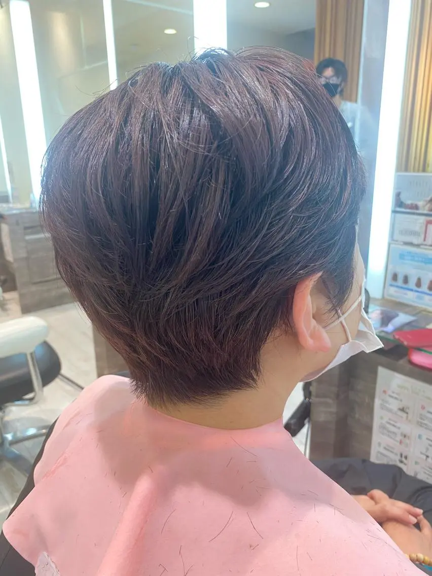 ショート カラー ブラウンカラー ピンクカラー ピンクブラウン 小顔レイヤー/ ベージュ🤍Rieのヘアスタイル