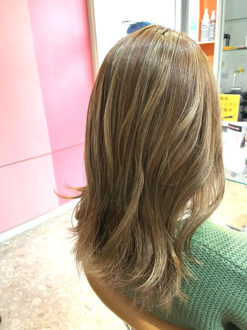 セミロング カラー ハイライトカラー ハイライト ヘアカラー うしだ かおるのヘアスタイル