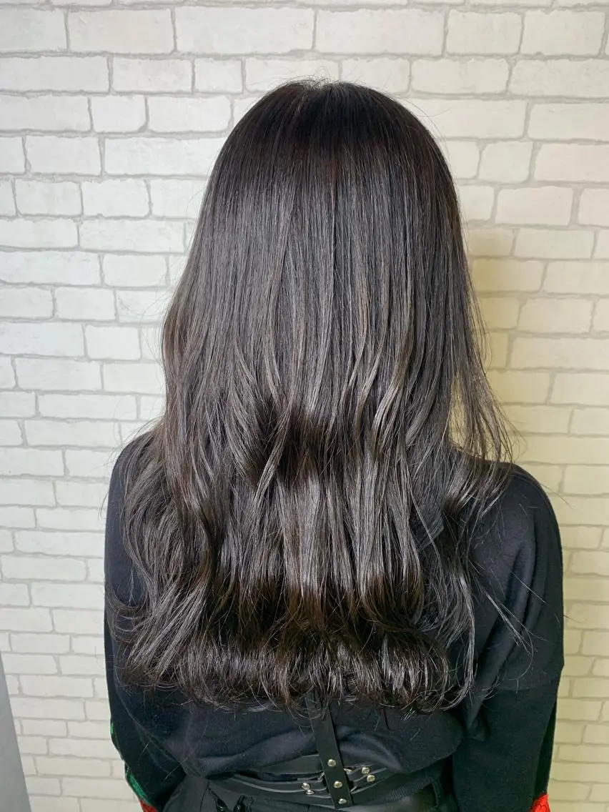 ミディアム カラー アートディレクター 尾内 友美のヘアスタイル