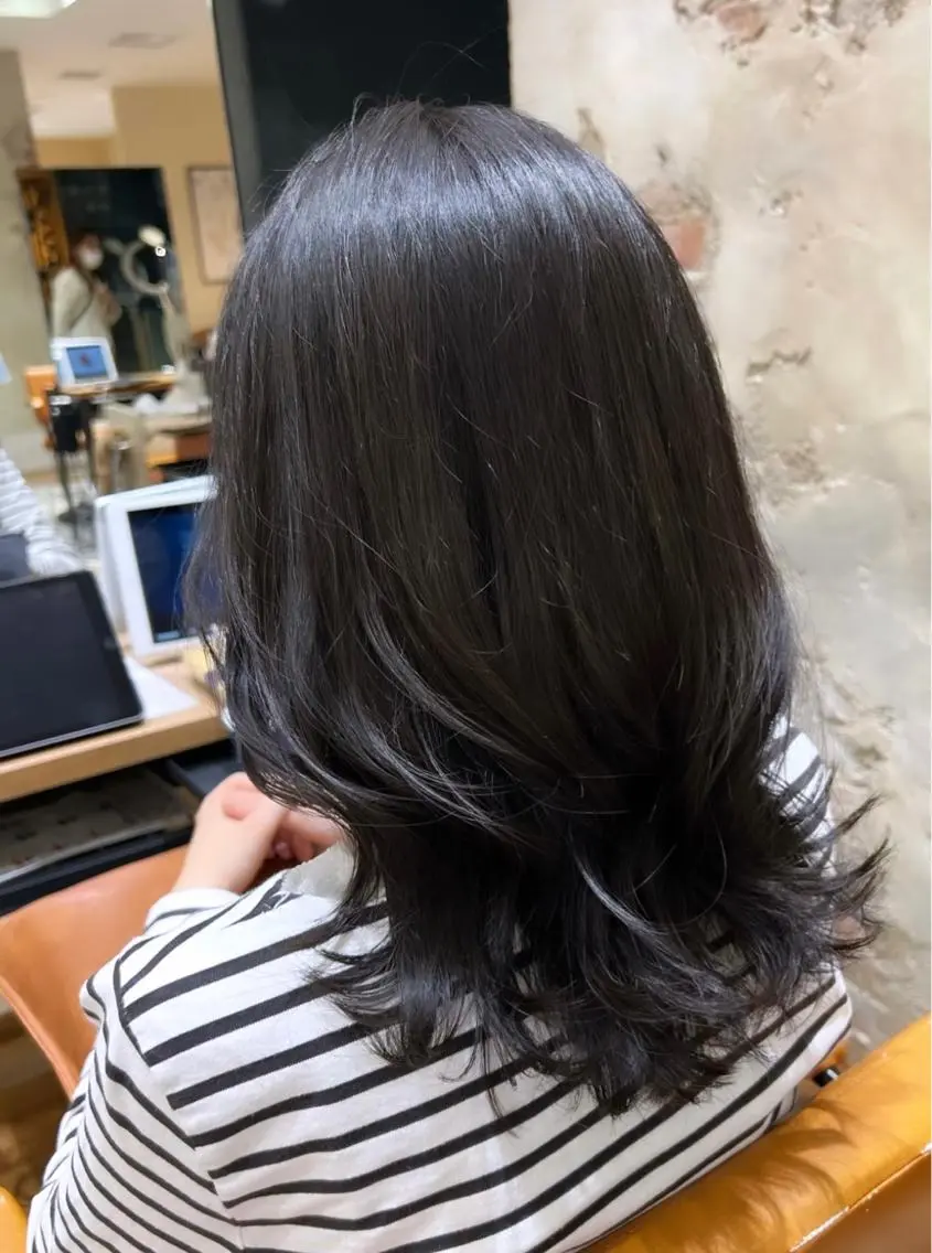 セミロング カラー アッシュ 黒髪 ブルーカラー ブルーブラック くびれヘア 🧡くびれヘア/前髪 顔周り🧡久原結衣のヘアスタイル