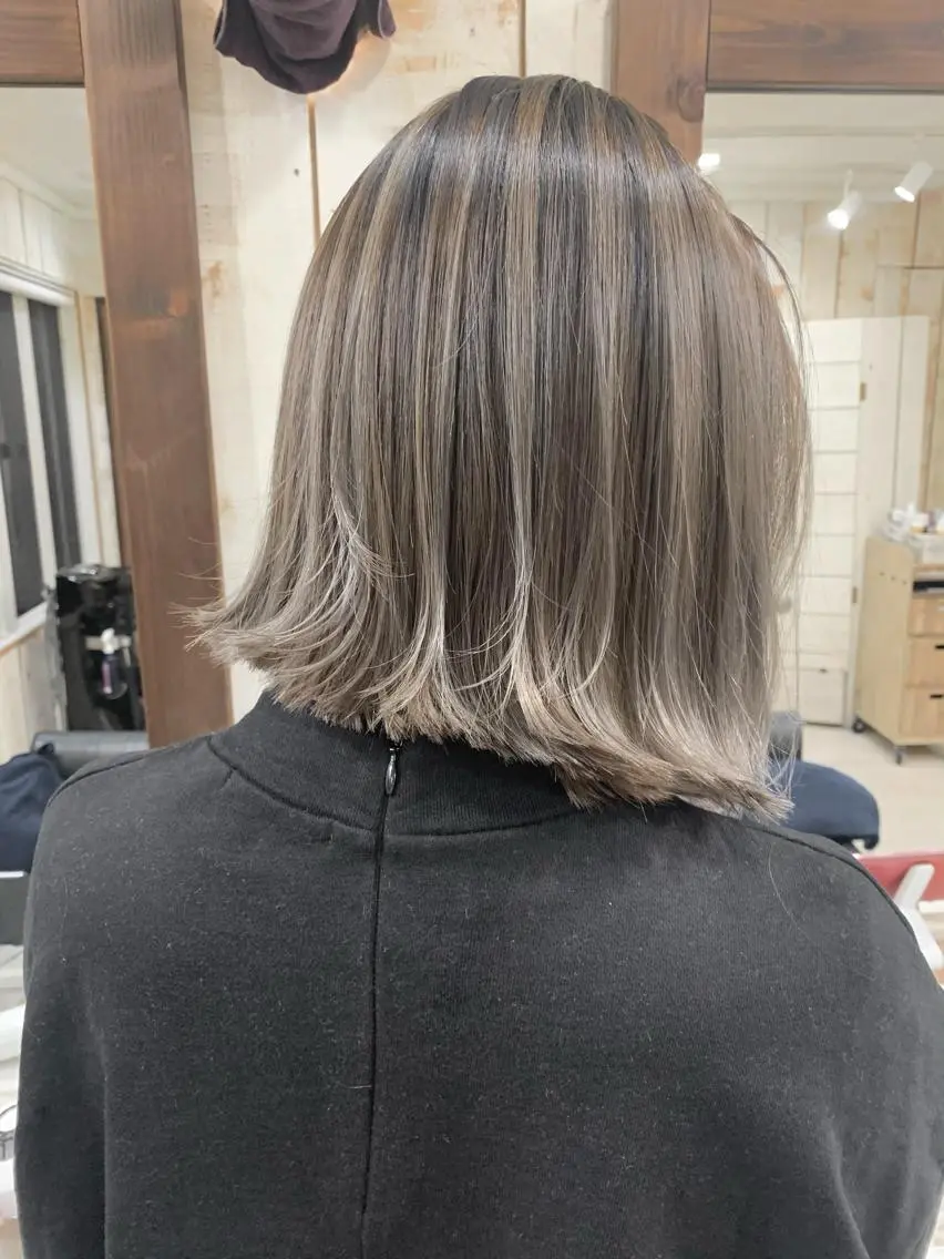 ミディアム カラー 鷺谷 玲奈のヘアスタイル