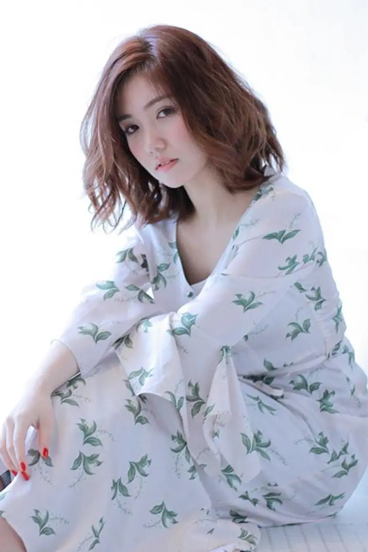 ショート レイヤーカット✖️ 柔らかベージュカラーのヘアスタイル
