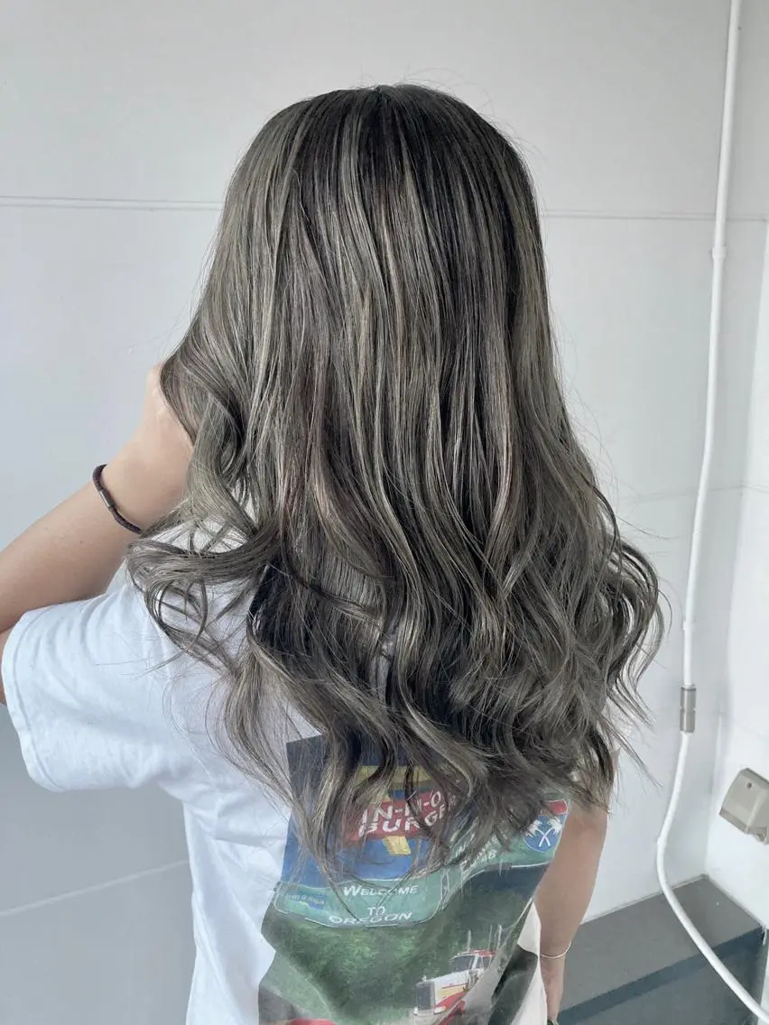ロング ハイライト タカツド ユウキのヘアスタイル