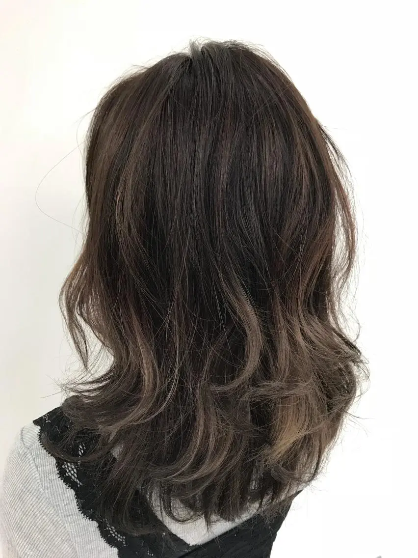 セミロング 縮毛矯正/髪質改善 継続する美髪のヘアスタイル