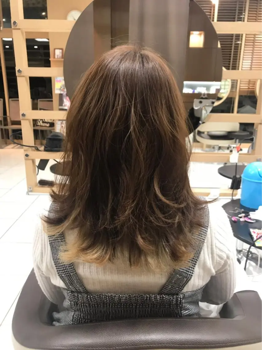 セミロング 外ハネヘア カット トリートメント 松下 輝璃のヘアスタイル