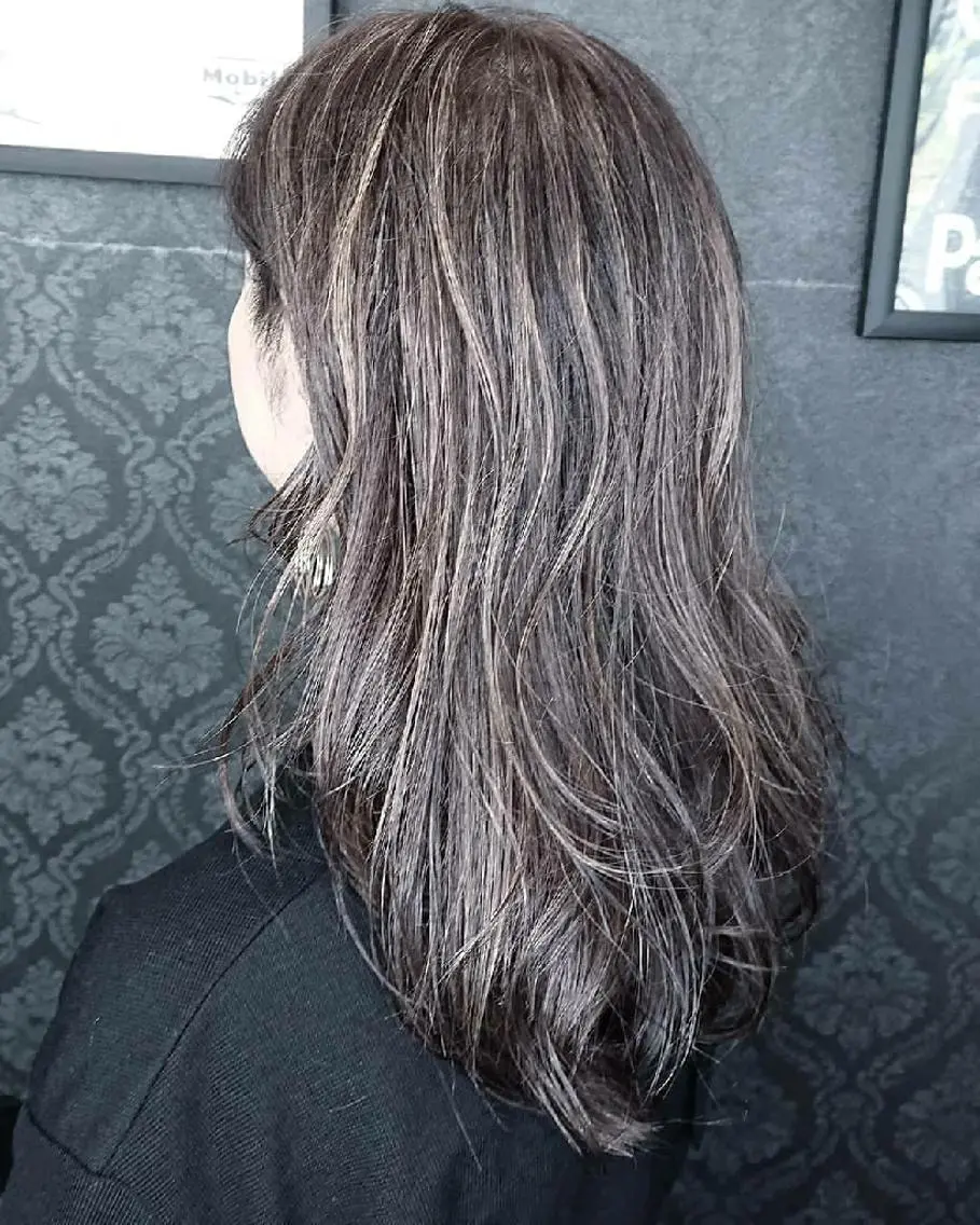 セミロング カラー グレージュ ハイライトカラー ハイライト カット ヘアカラー 保住 恭平のヘアスタイル
