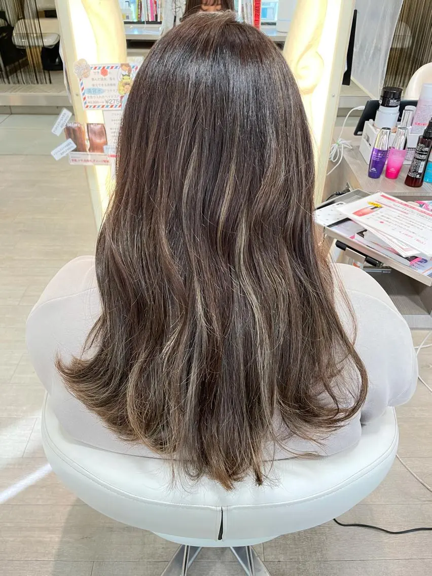 ロング カラー ハイライトカラー ハイライト ヘアカラー トリートメント 松佐 ゆかりのヘアスタイル