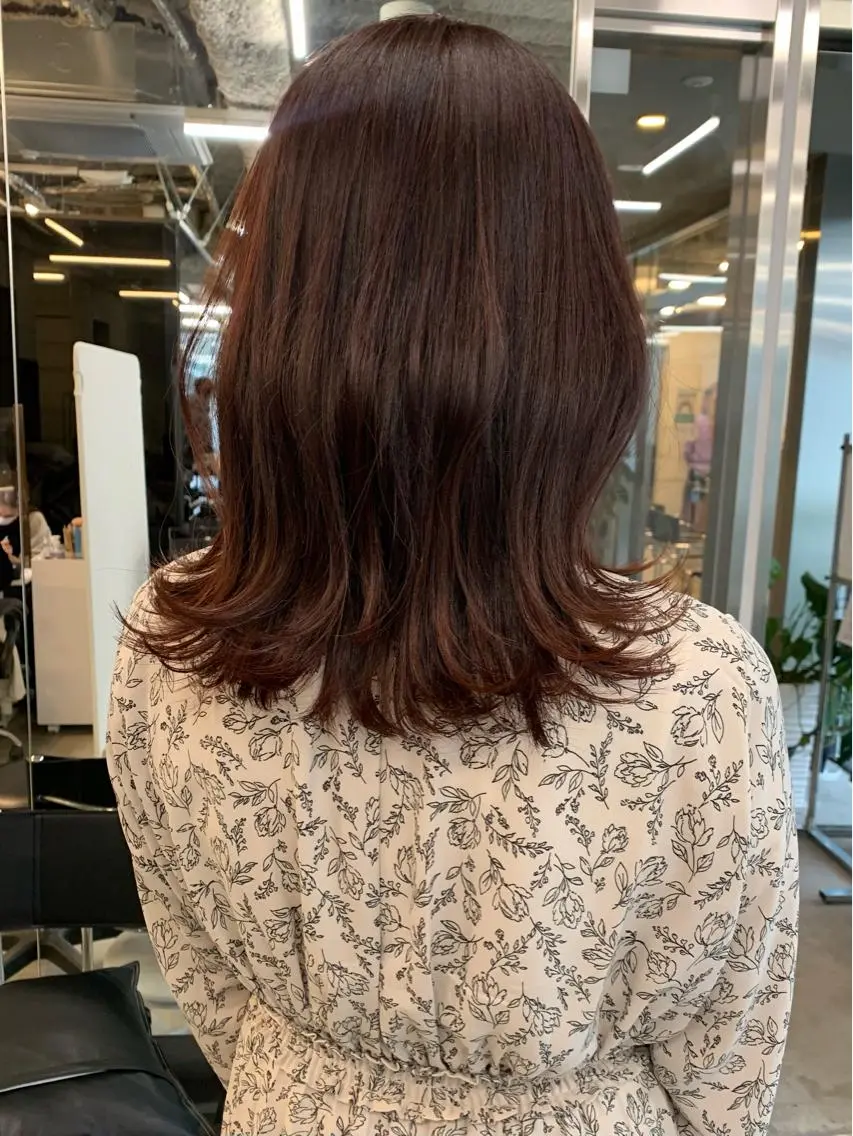ミディアム カラー イヤリングカラー グレージュ インナーカラー くびれヘア 髪質改善 カット ヘアカラー トリートメント 透明感/オリーブ/ グレージュ/YUKAのヘアスタイル