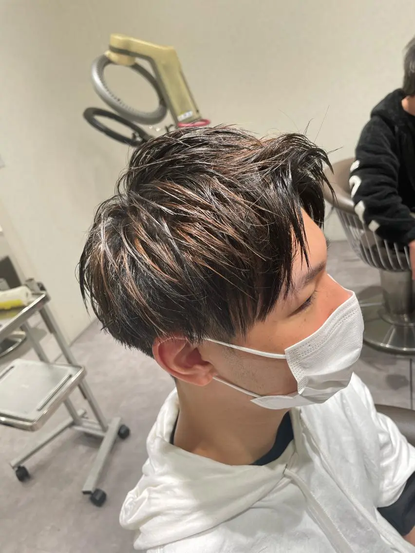 ショート カラー メンズ メンズハイライト メンズメッシュ ブラウンカラー ハイライトカラー メッシュ カット ヘアカラー メンズ特化/今池駅 徒歩1分/岡本一真のヘアスタイル