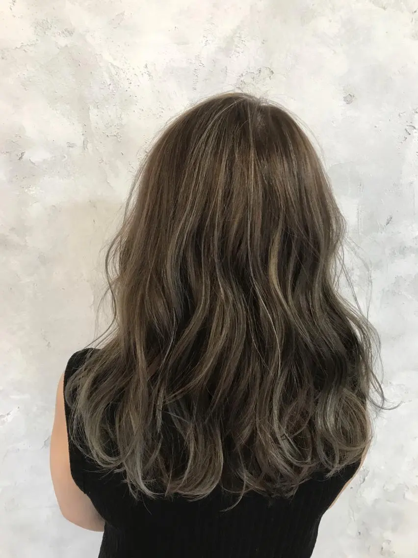 セミロング カラー グラデーションカラー ハイライトカラー ハイライト ヘアカラー トリートメント 新井 広樹のヘアスタイル
