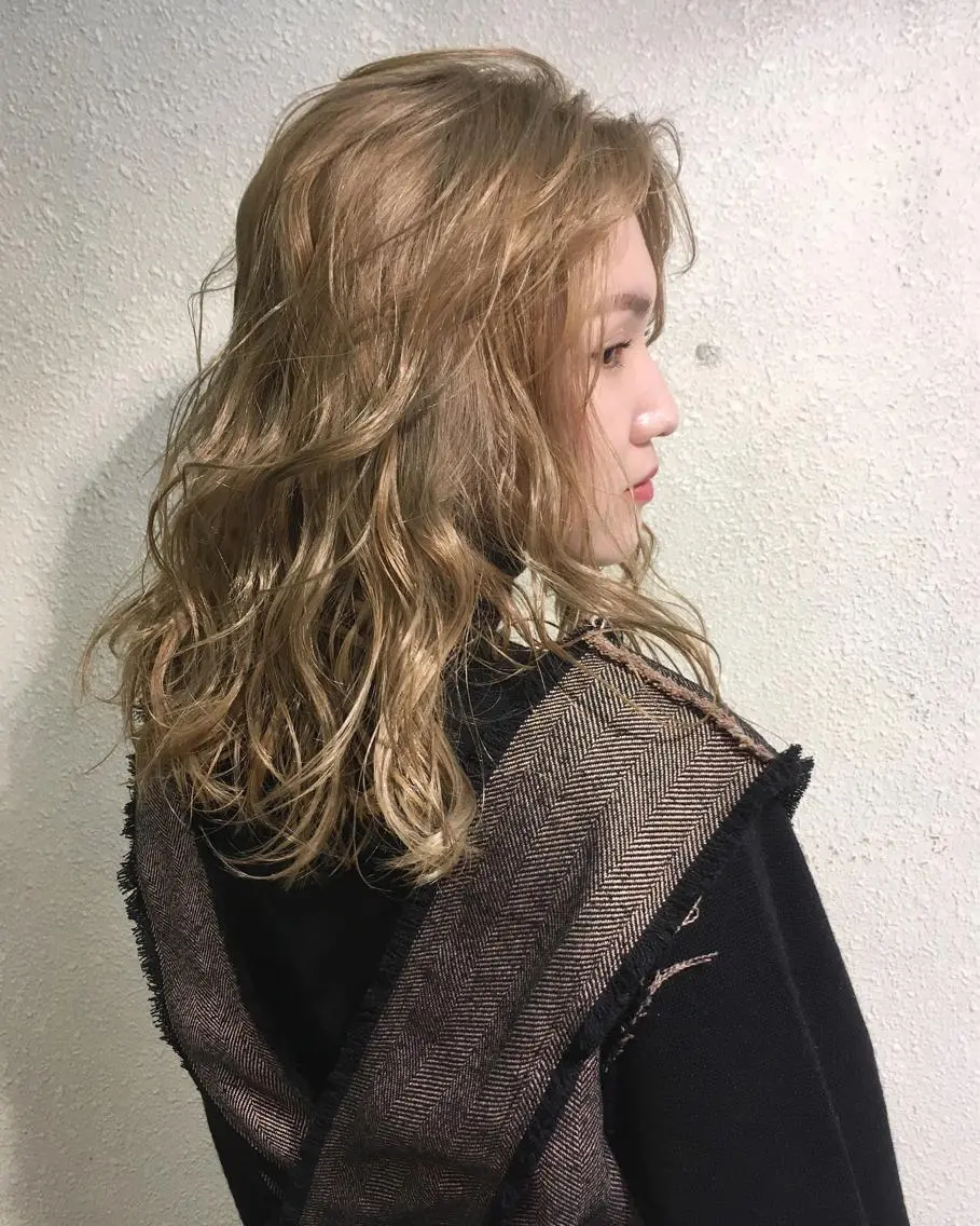 ミディアム ヘアカラー ヨナイ チヒロのヘアスタイル