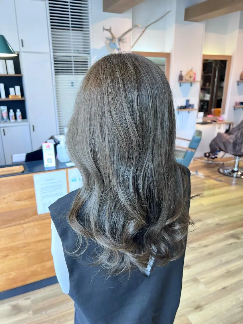ロング カラー ベージュカラー ヘアカラー トリートメント ツキダテ ユイのヘアスタイル