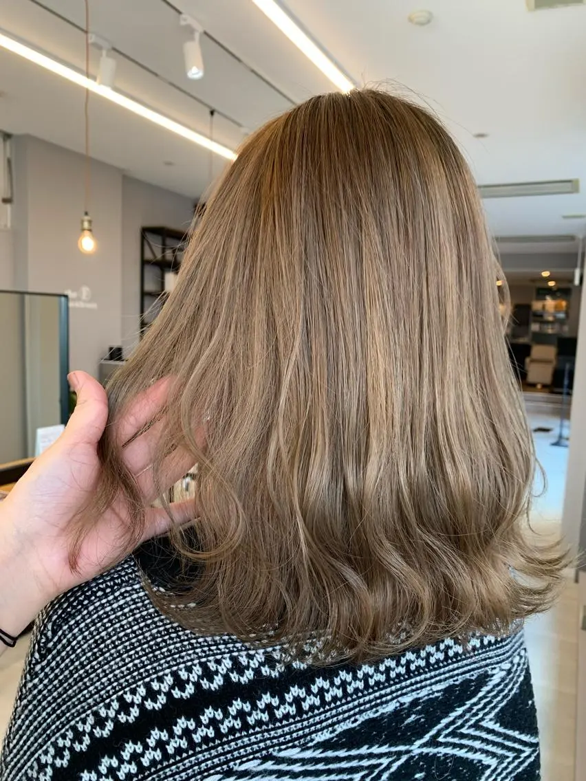 ミディアム カラー ベージュカラー ブリーチ ミルクティーベージュ ヘアカラー theF___ yukoのヘアスタイル