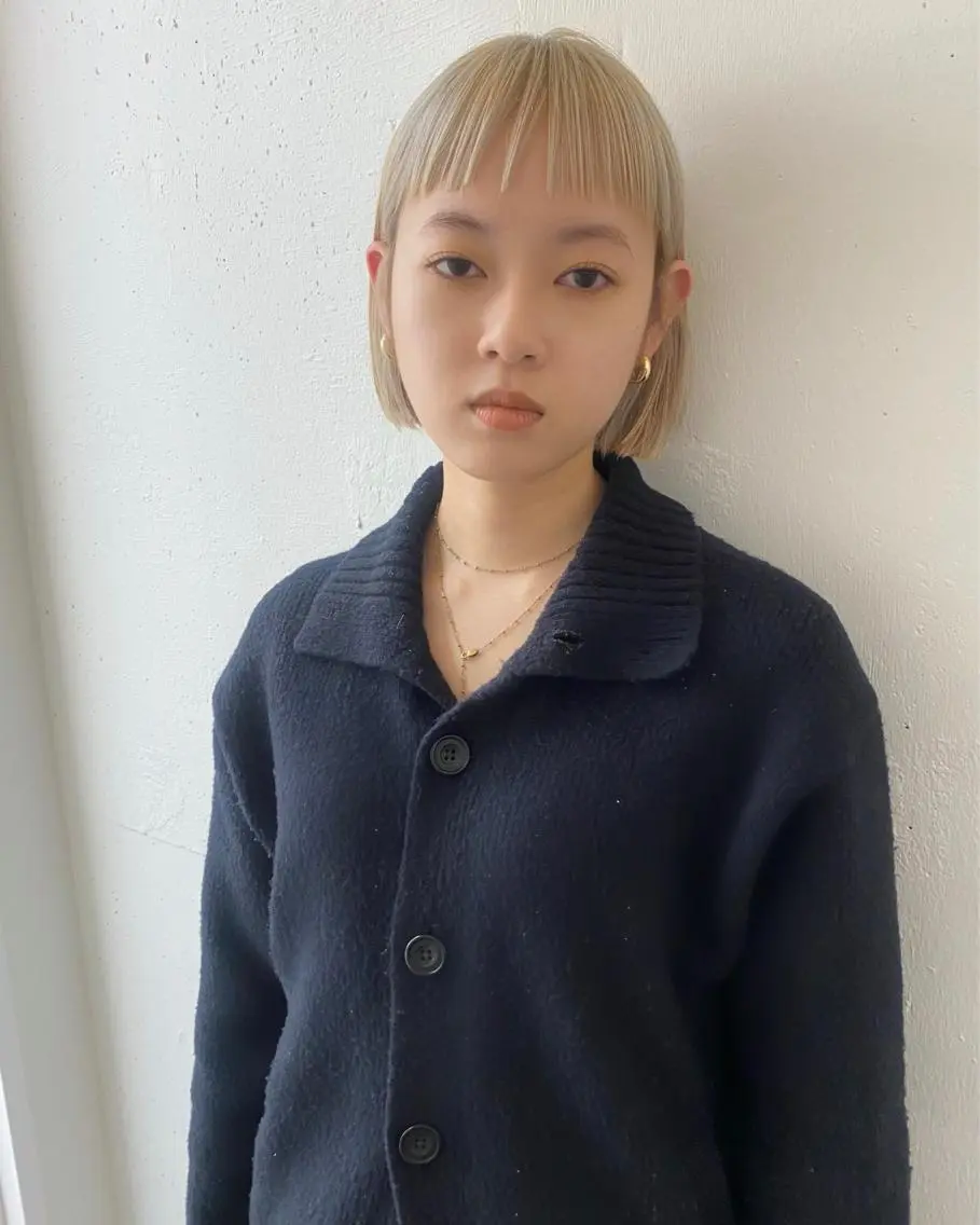 ショート カラー ブロンド ホワイトブロンド ボブ 大石 沙季のヘアスタイル