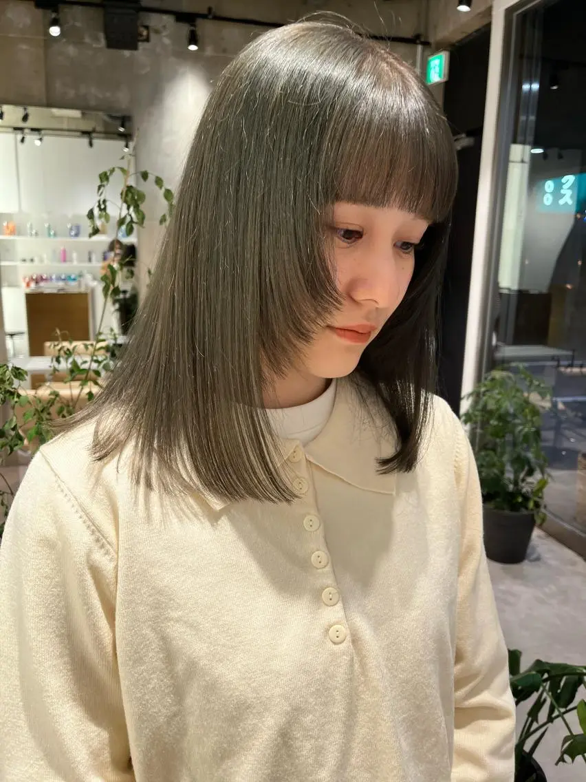 ミディアム カラー オリーブカラー 顔まわりレイヤー レイヤーカット iLi 《イリ》のヘアスタイル