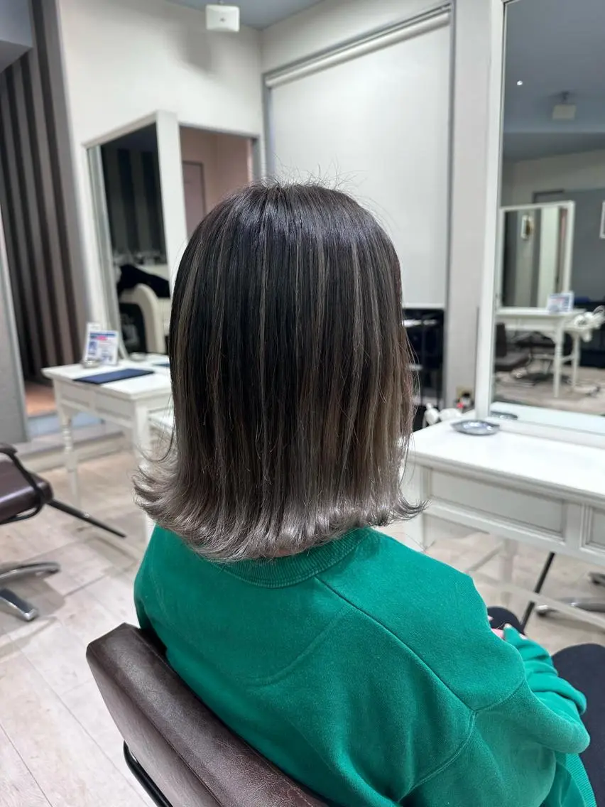 ミディアム カラー バレイヤージュ グレージュ レイヤーカット 村上 佳織のヘアスタイル
