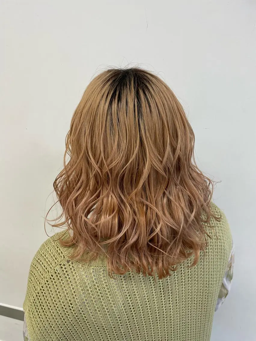 ミディアム カラー 切りっぱなしボブ レイヤー/縮毛矯正のヘアスタイル