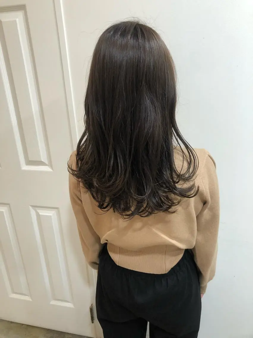 ミディアム カラー カット ヘアカラー トリートメント MIOベージュカラー 柔らかいカラーのヘアスタイル