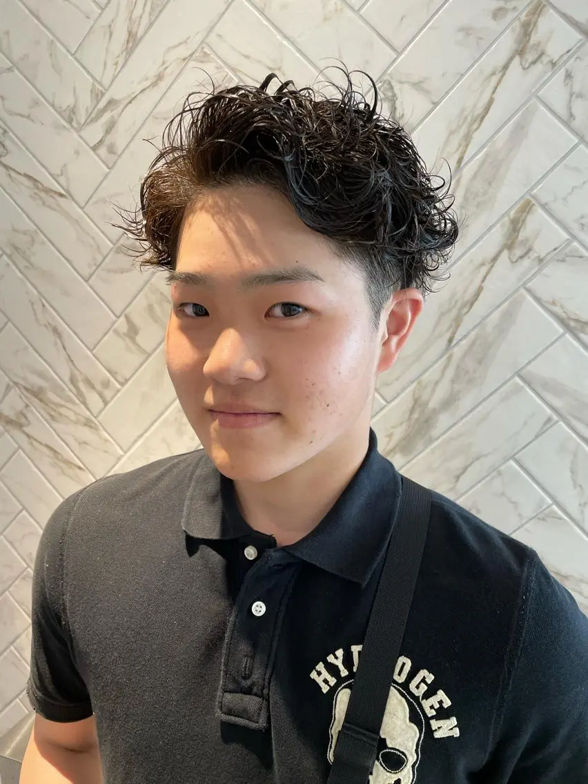 ミディアム パーマ メンズ ミディアムパーマ メンズパーマ カット パーマ トリートメント 島本 燎のヘアスタイル