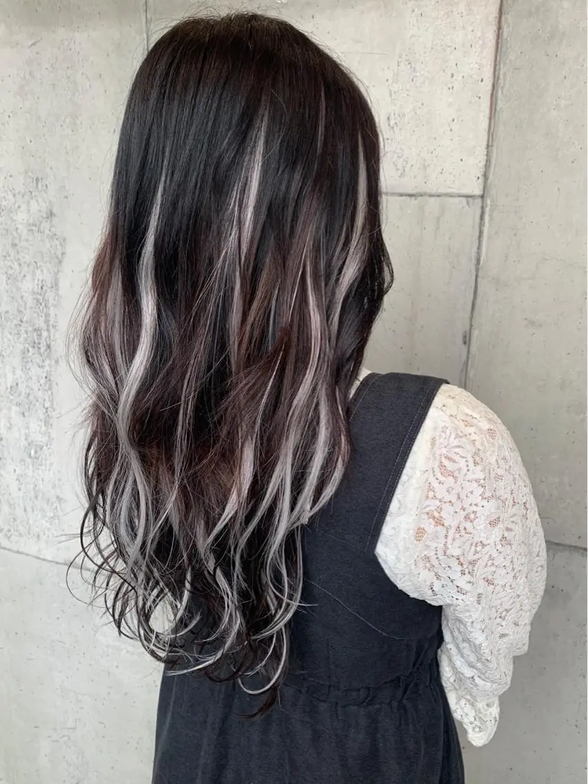 ロング ハイライト 大内 志穂のヘアスタイル