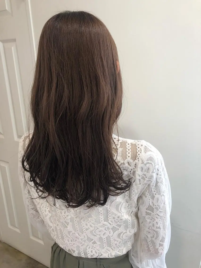 セミロング カット トリートメント MIOベージュカラー 柔らかいカラーのヘアスタイル