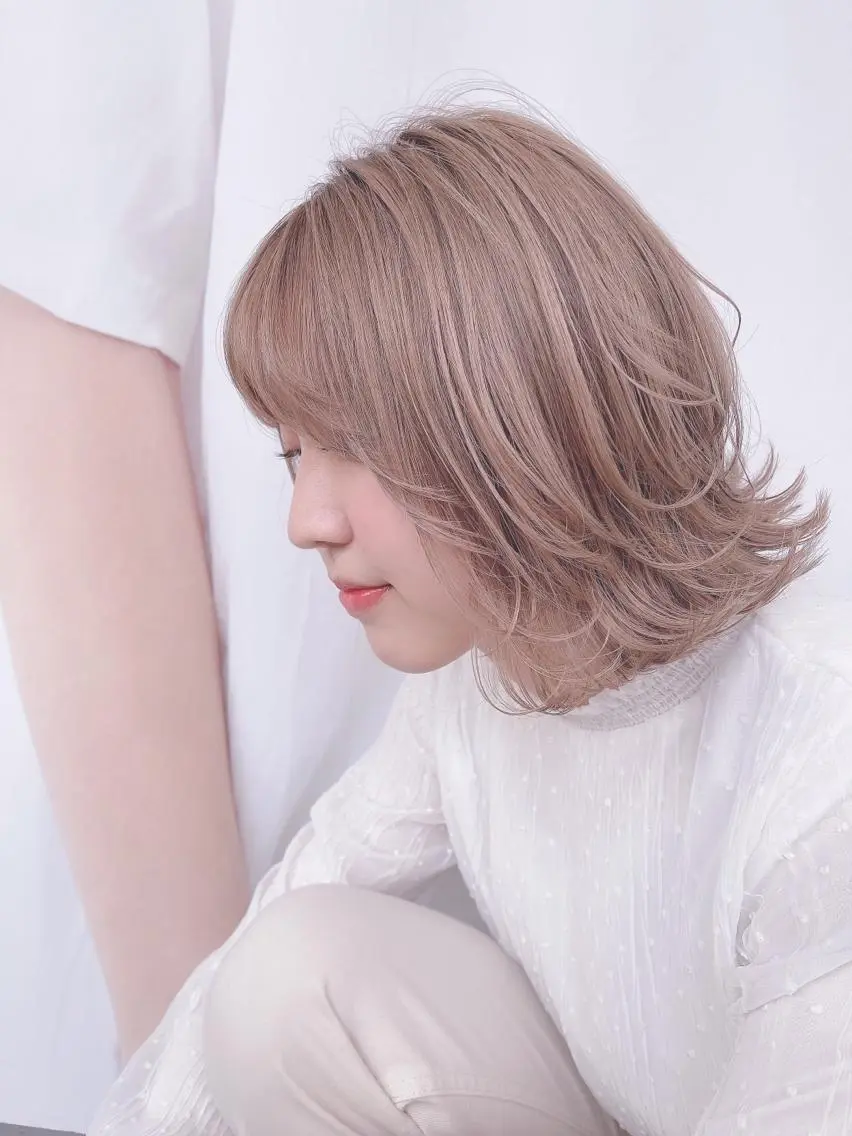 ミディアム ボブ 外ハネヘア カット 安藤 沙妃のヘアスタイル