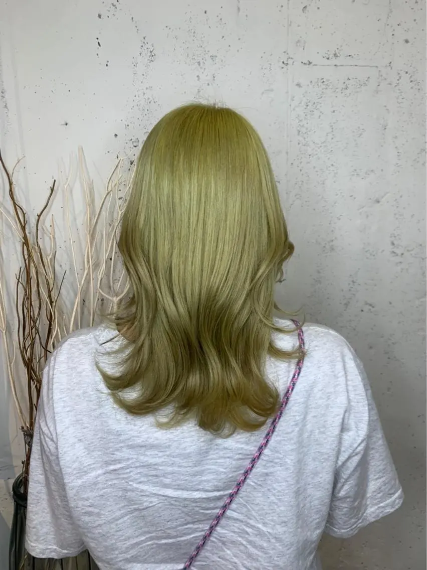 セミロング カラー 透明感ハイトーン🦄 キラ🌈のヘアスタイル