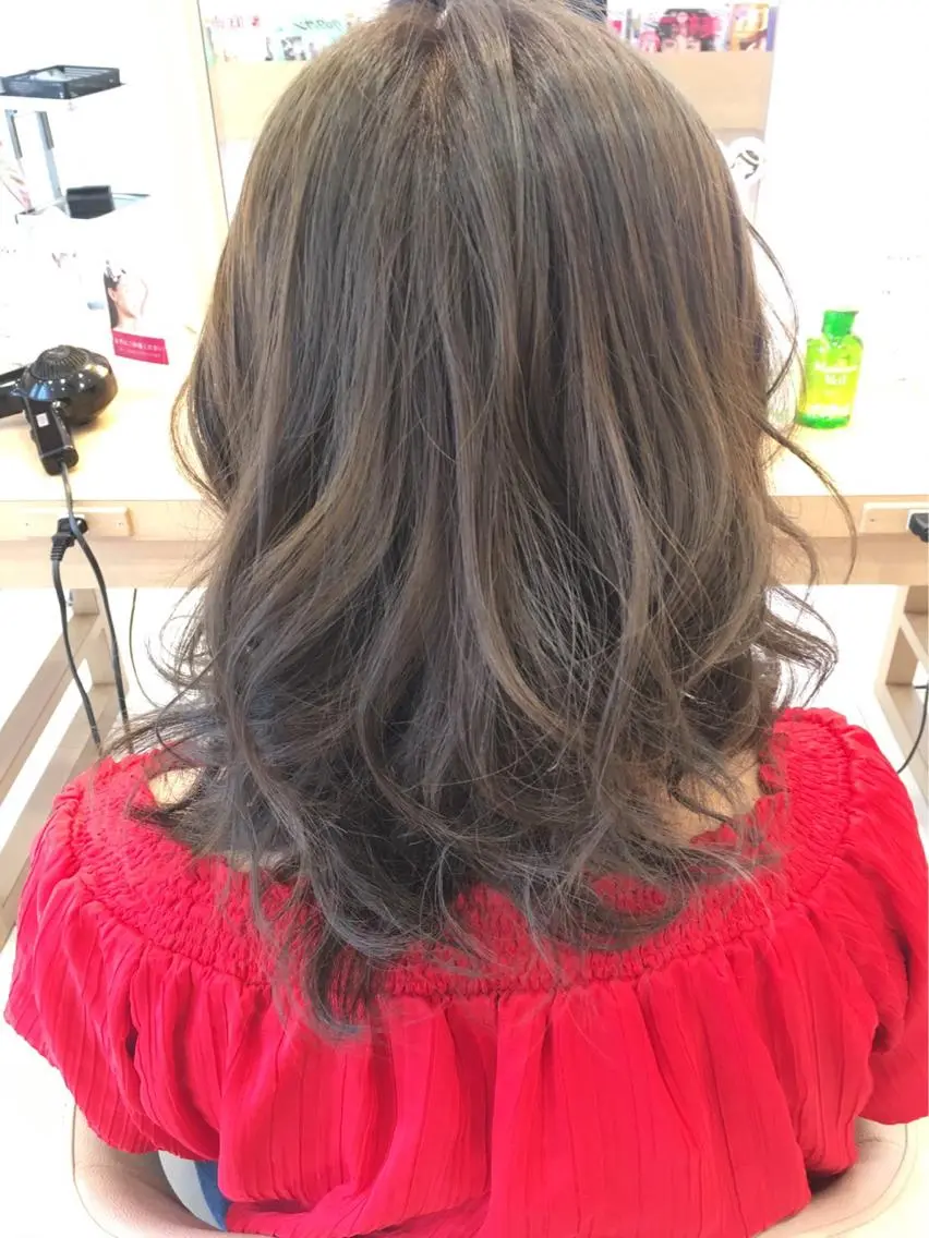 ミディアム カラー ブリーチ グレージュ 小田原NO1 美容師 飯田飛翔のヘアスタイル