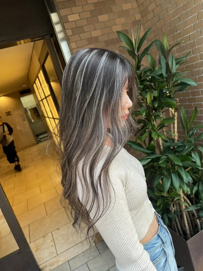 ロング カラー ダークグレー ダークグレージュ グレージュ ハイライトカラー ハイライト ヘアカラー トリートメント 指名数No.1 /NAOYAのヘアスタイル