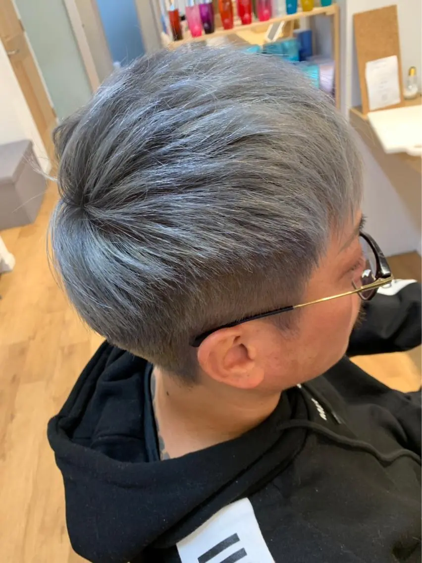 メンズ メンズブリーチ ヘアカラー 二狼 (じろう)のヘアスタイル