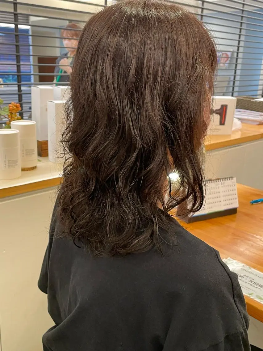 ミディアム カラー パーマ ミディアムパーマ レイヤーカット デジタルパーマ特化 杉浦 夏生のヘアスタイル